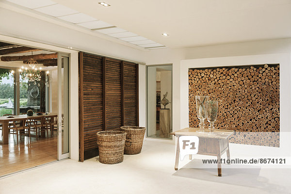 Holzakzente im luxuriösen Foyer