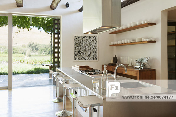 Moderne Küche mit Blick auf Terrasse und Weinberg
