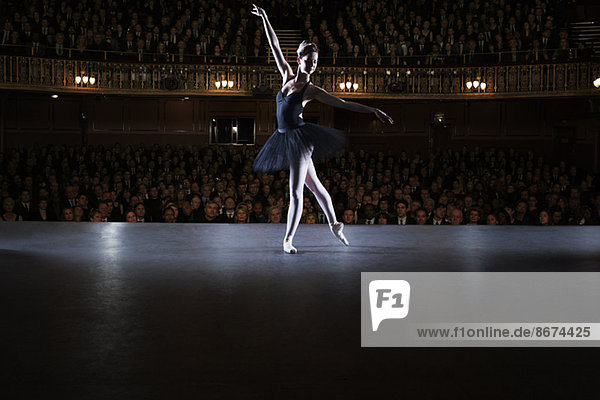 Balletttänzerin auf der Bühne im Theater