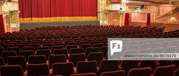 Leere Stühle im Theater