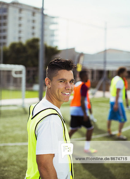 Fußballer lächelt auf dem Spielfeld