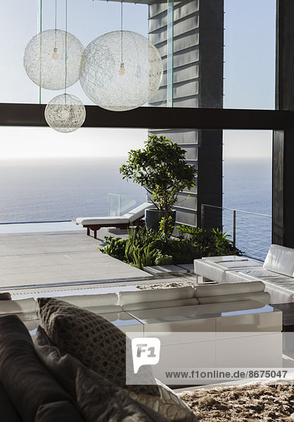 Sofas und Tische im modernen Wohnzimmer mit Meerblick
