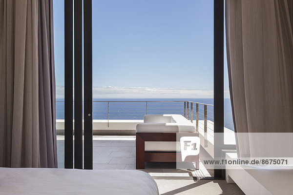 Moderner Balkon mit Blick aufs Meer