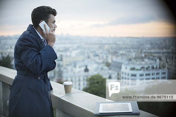 Geschäftsmann am Handy mit Blick auf Paris  Frankreich
