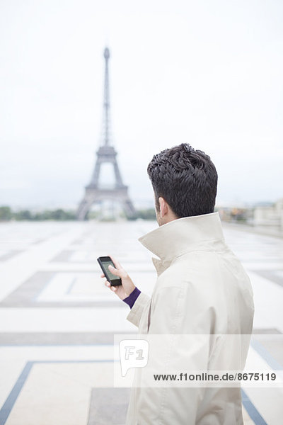 Geschäftsmann bewundert Eiffelturm  Paris  Frankreich