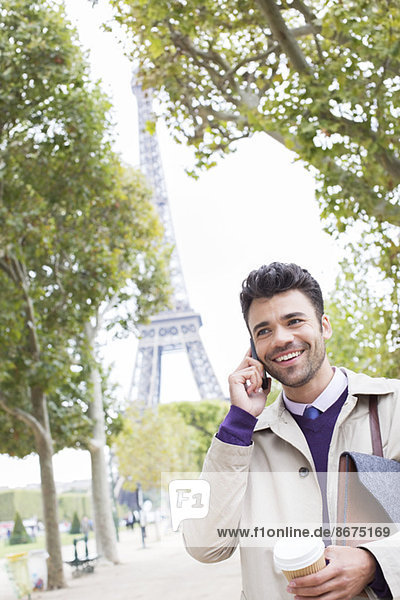 Geschäftsmann im Gespräch am Handy beim Eiffelturm  Paris  Frankreich