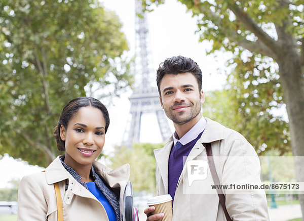 Geschäftsleute lächeln im Park beim Eiffelturm  Paris  Frankreich