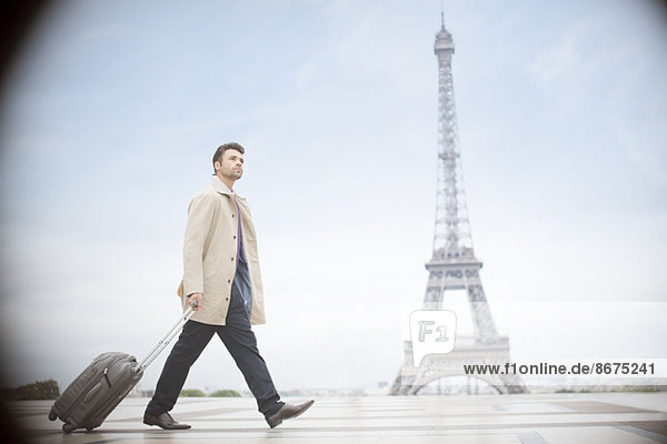 Geschäftsmann bei Eiffelturm  Paris  Frankreich