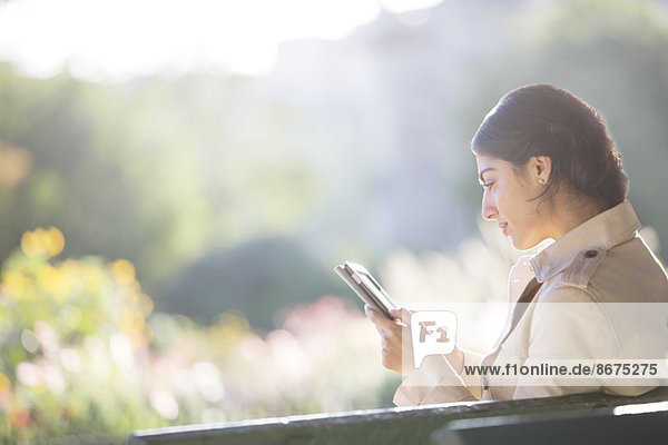 Geschäftsfrau mit digitalem Tablett im Park