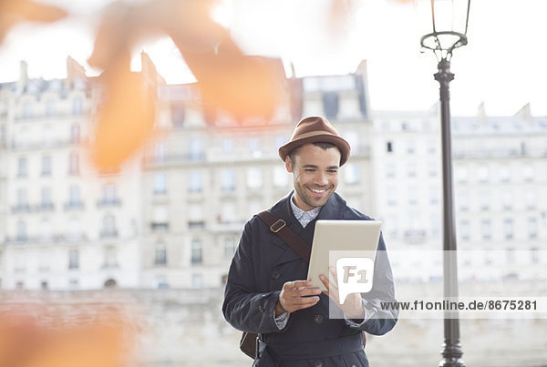 Geschäftsleute mit digitalem Tablett entlang der Seine  Paris  Frankreich
