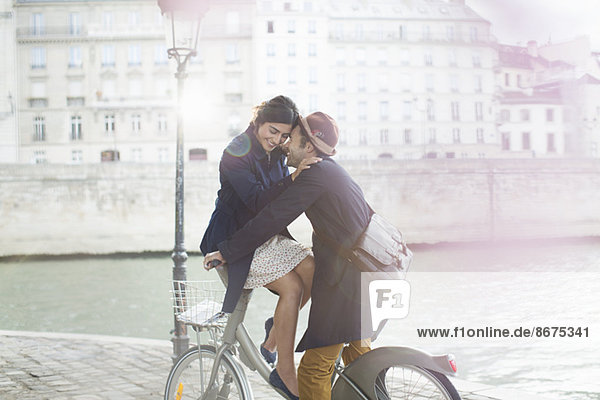 Paarumarmungen auf dem Fahrrad entlang der Seine  Paris  Frankreich