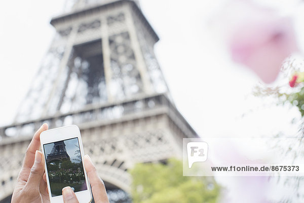 Frau fotografiert Eiffelturm mit Fotohandy  Paris  Frankreich