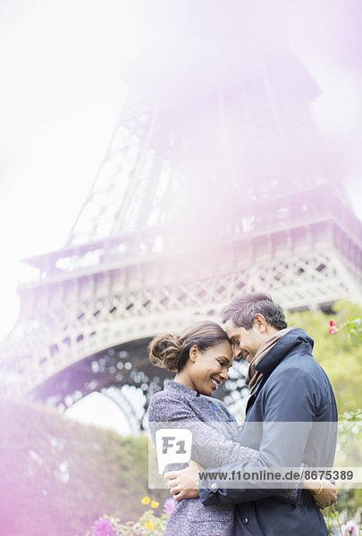 Paarumarmung vor dem Eiffelturm  Paris  Frankreich