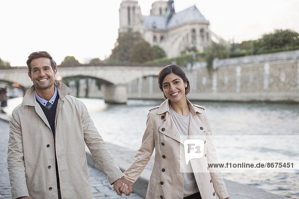 Paar hält sich an der Seine bei der Kathedrale Notre Dame  Paris  Frankreich
