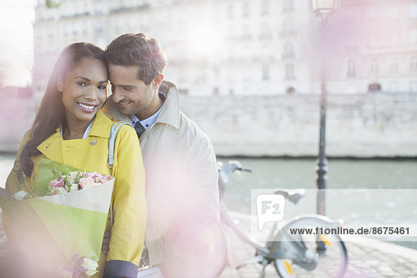 Paar mit Blumenstrauß an der Seine  Paris  Frankreich