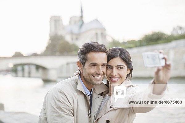 Selbstporträt eines Paares entlang der Seine bei der Kathedrale Notre Dame  Paris  Frankreich