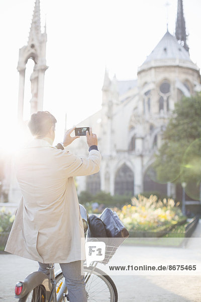 Mann fotografiert Kathedrale Notre Dame  Paris  Frankreich