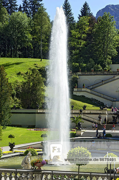 Florabrunnen mit Fontäne im Schlosspark vor Schloss Linderhof  Oberbayern  Bayern  Deutschland