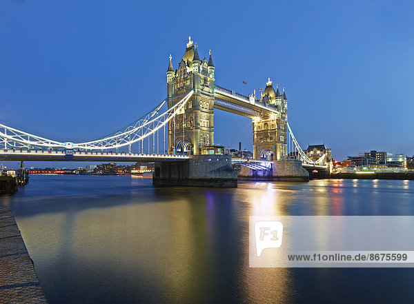 Tower Bridge in der Dämmerung  London  England  Großbritannien