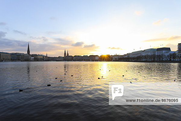 Deutschland Hamburg Innenstadt und Binnenalster bei Sonnenuntergang