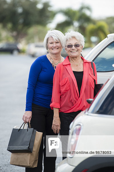 Senior  Senioren  Europäer  Frau  Tasche  parken  kaufen
