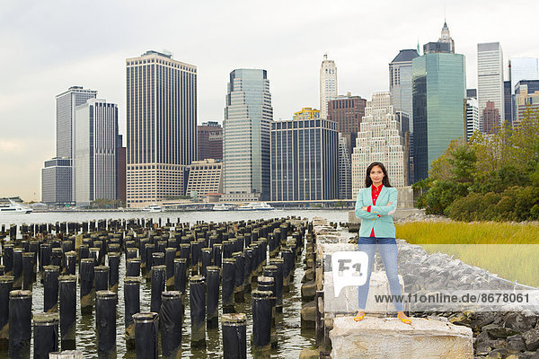 Städtisches Motiv  Städtische Motive  Straßenszene  Straßenszene  Frau  Vereinigte Staaten von Amerika  USA  lächeln  Ufer  mischen  New York City  Mixed