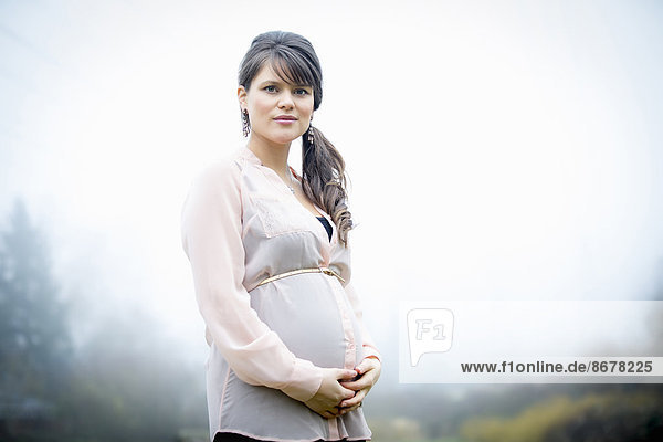 Außenaufnahme  Europäer  Frau  halten  Schwangerschaft  freie Natur
