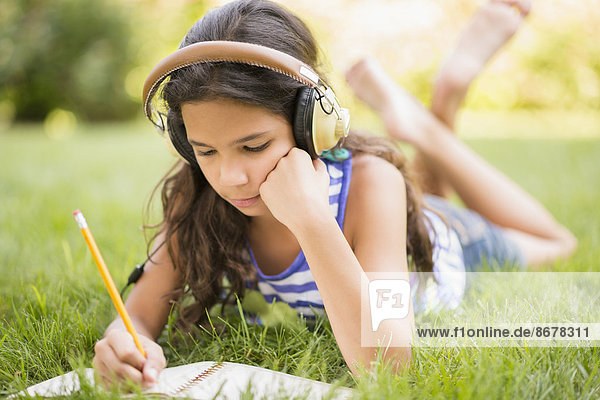 zuhören  Kopfhörer  mischen  Zeichnung  Gras  Mädchen  Mixed