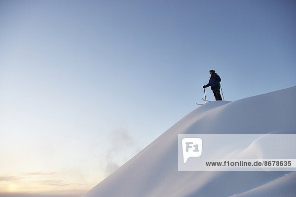 stehend  Europäer  Skifahrer  Schnee  Berggipfel  Gipfel  Spitze  Spitzen