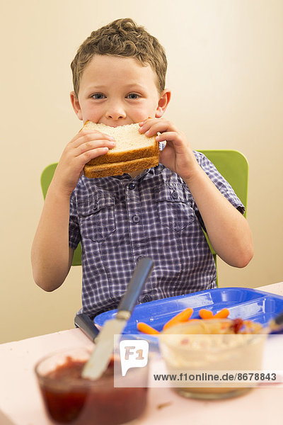 Europäer  Junge - Person  Küche  Sandwich  essen  essend  isst