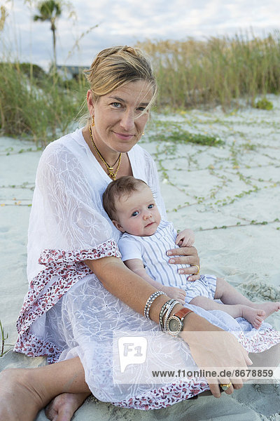 Neugeborenes  neugeboren  Neugeborene  Strand  Junge - Person  0-4 Wochen  0 bis 4 Wochen  wiegen  Mutter - Mensch