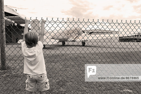 Junge - Person  Flughafen  Zaun  Verbindungselement  Verbindung  klettern
