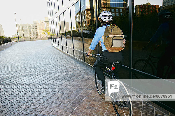 Außenaufnahme  Europäer  Geschäftsmann  Gebäude  fahren  Fahrrad  Rad