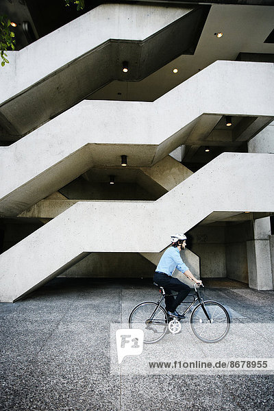 Außenaufnahme  Europäer  Geschäftsmann  Gebäude  fahren  Büro  Fahrrad  Rad