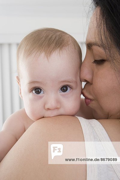 Junge - Person  küssen  Hispanier  Mutter - Mensch  Baby