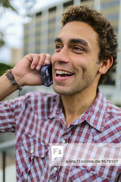 Mann  sprechen  Hispanier  Telefon  Handy