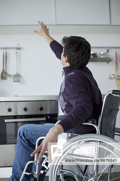 Europäer  Mann  geben  Küche  Schrank  Rollstuhl