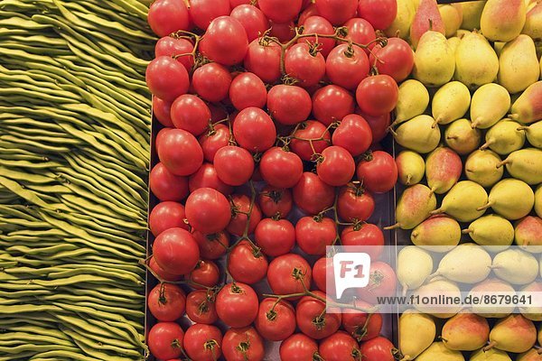 Obst und Gemüse auf einem Markt  Barcelona  Spanien