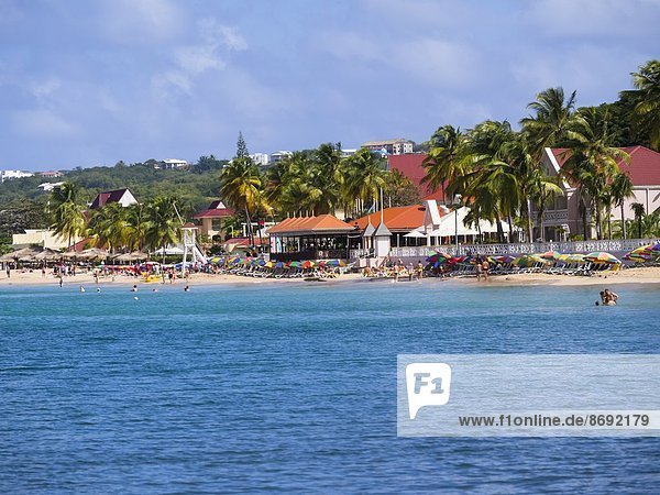 Karibik  Kleine Antillen  Saint Lucia  Rodney Bay  Strand mit Luxushotels