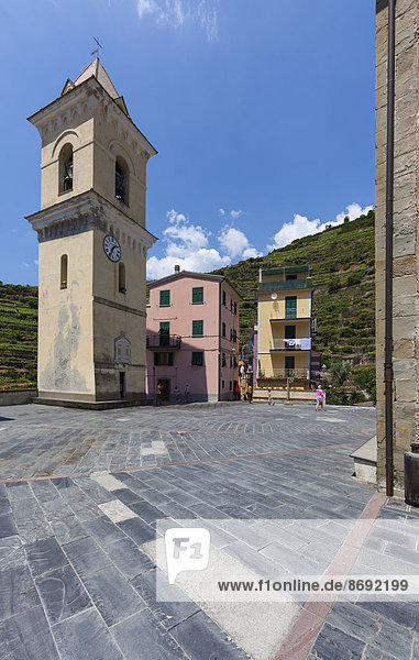 Italien  Ligurien  La Spezia  Cinque Terre  Manarola  Blick auf Platz und Kirche