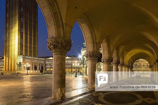 Italien  Venedig  Markusplatz  Dogenpalastkolonnade bei Nacht
