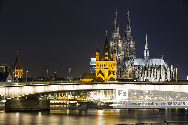 Deutschland  Nordrhein-Westfalen  Köln  Blick auf Deutz-Brücke  Großer St. Martin und Kölner Dom bei Nacht