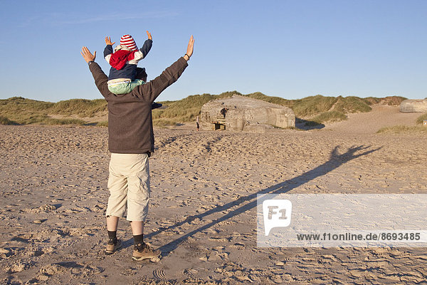 Dänemark  Blavand  kleines Mädchen und ihr Vater beim Spielen am Strand