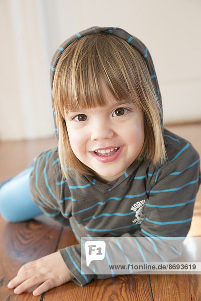 Porträt eines lächelnden Mädchens mit Kapuzenpullover