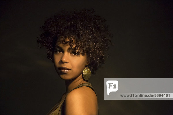Porträt einer Afroamerikanerin mit goldenem Ohrring