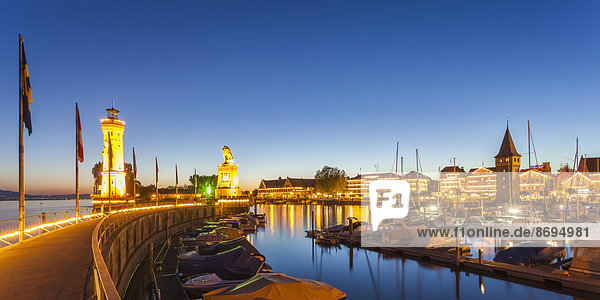 Deutschland  Bayern  Schwaben  Bodensee  Hafen mit Altstadt und Mangturm und Leuchtturm am Abend