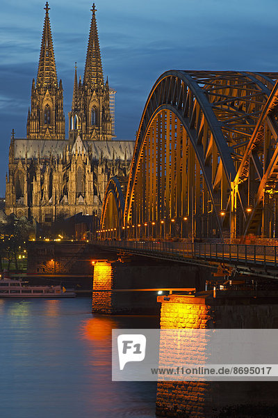 Deutschland  Nordrhein-Westfalen  Köln  Blick auf Kölner Dom und Hohenzollernbrücke bei Abenddämmerung