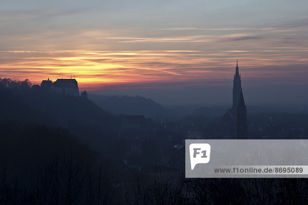 Deutschland  Bayern  Landshut  Stadtansicht von Carossahoehe bei Sonnenuntergang