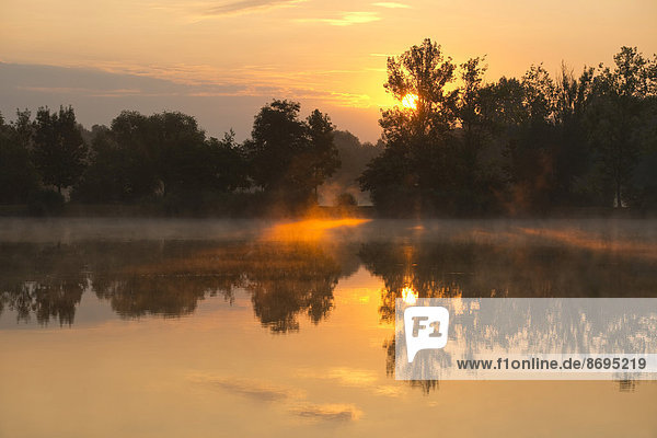 Sonnenaufgang über einem Teich  Herbsleben  Thüringen  Deutschland
