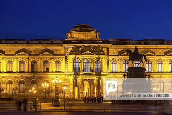 Zwinger mit Reiterstandbild bei Nacht  historische Altstadt  UNESCO-Weltkulturerbe  Dresden  Sachsen  Deutschland
